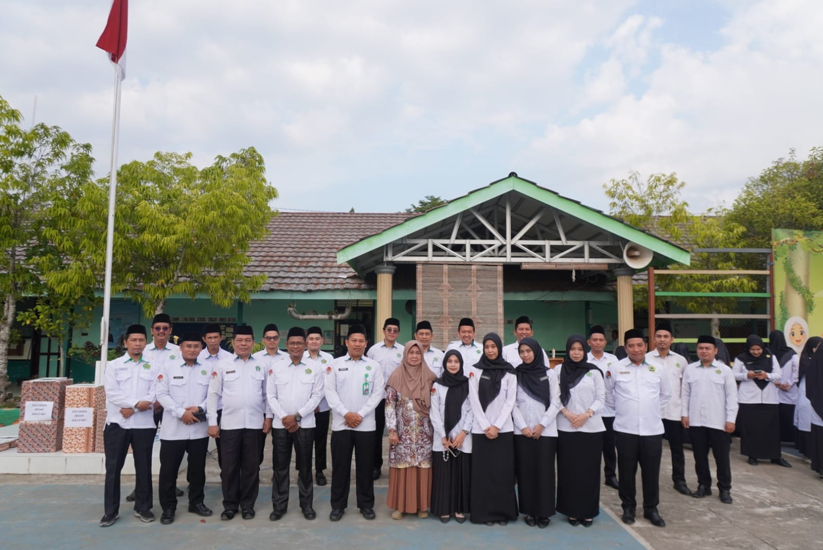 Apel Senin Menjadi Momen Perpisahan, MAN 2 HSU Sampaikan Apresiasi Atas Dedikasi Tenaga Kependidikan dan Tata Usaha